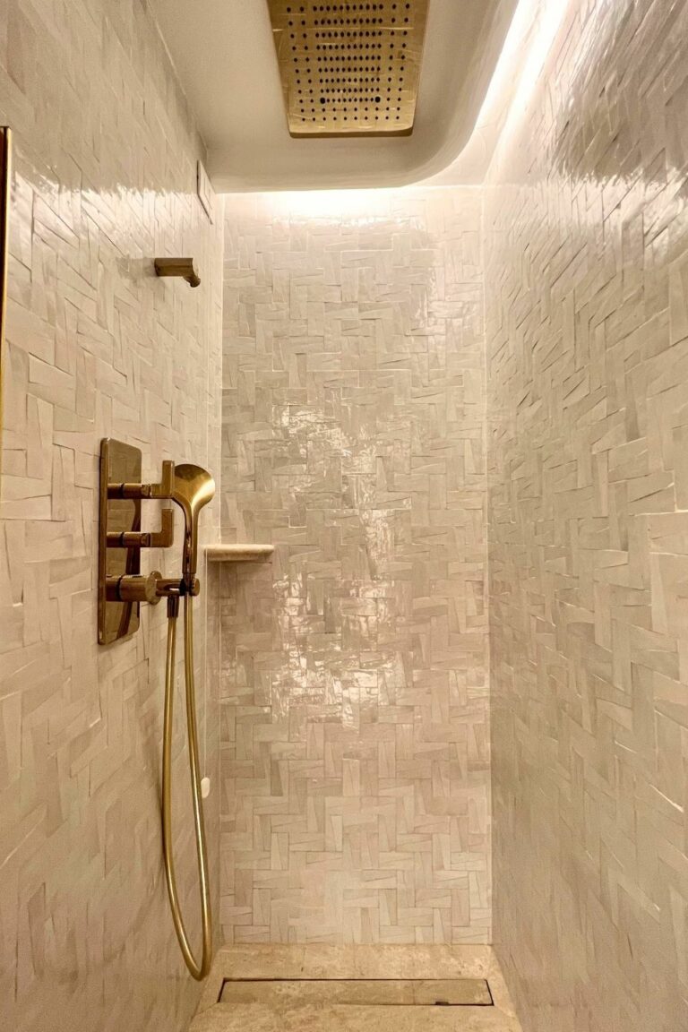 Ateliers Zelij Hospitality Cala di Volpe Zellige Maza Zeligge Zelige bathroom toilet salle de bain sauna haman artisanal fait a main handmade hotel
